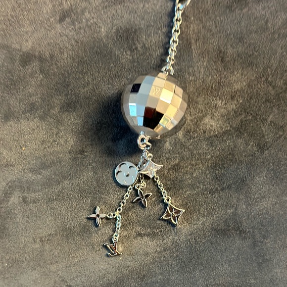 LOUIS VUITTON
Disco Ball Key Ring Key Chain Silver - Picture 6 of 6